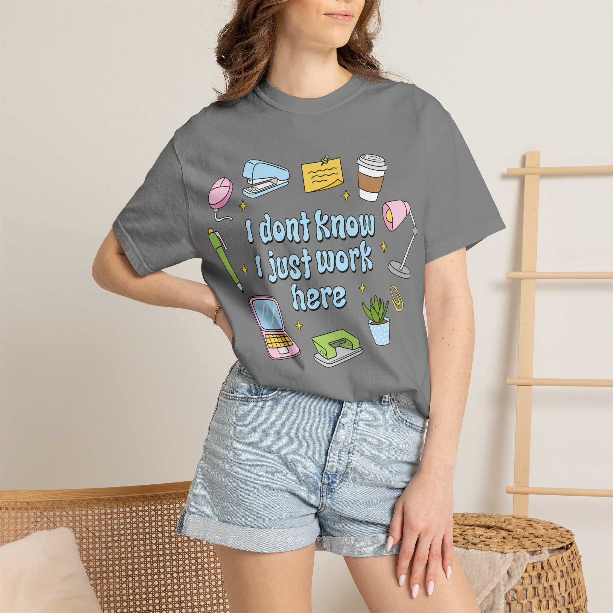 Graphic T-Shirt - I Don't Know I Just Work Here